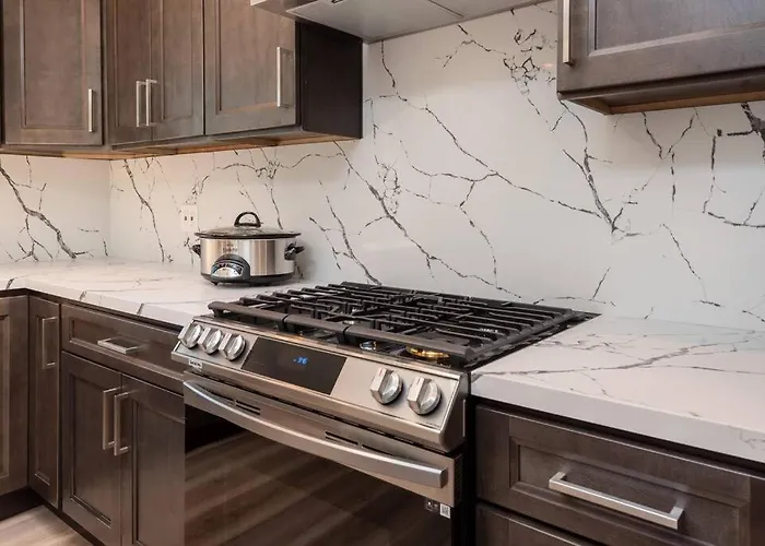 Luxurious 4-Bedroom Home With Pool & Jacuzzi!