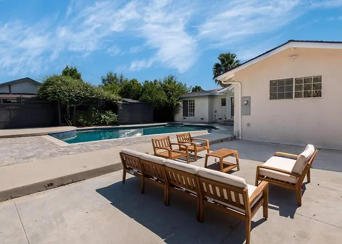 Luxurious 4-Bedroom Home With Pool & Jacuzzi!