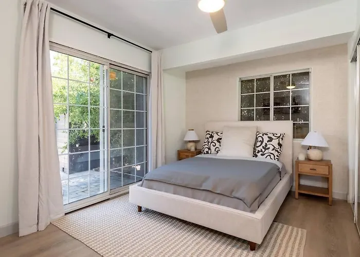 Luxurious 4-Bedroom Home With Pool & Jacuzzi!