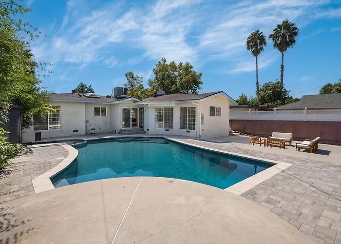Luxurious 4-Bedroom Home With Pool & Jacuzzi!